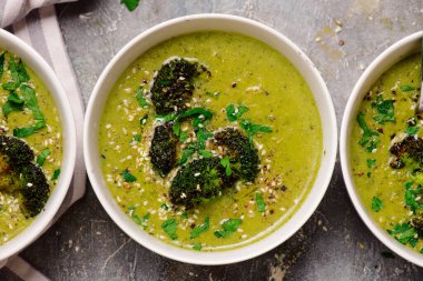 Eritilmiş cheddar croutonlu fırında brokoli çorbası. En iyi sarılma stili. Seçici odak noktası.