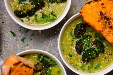 Eritilmiş cheddar croutonlu fırında brokoli çorbası. En iyi sarılma stili. Seçici odak noktası.