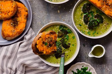Eritilmiş cheddar croutonlu fırında brokoli çorbası. En iyi sarılma stili. Seçici odak noktası.