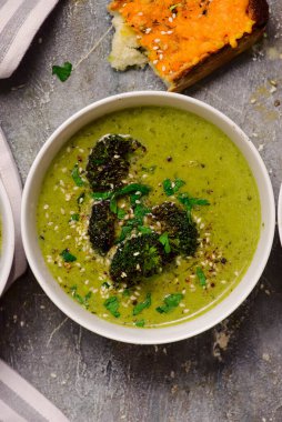 Eritilmiş cheddar croutonlu fırında brokoli çorbası. En iyi sarılma stili. Seçici odak noktası.