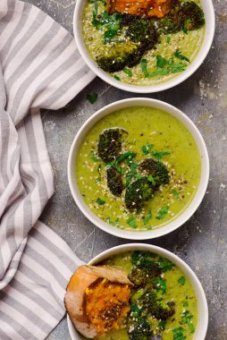 Eritilmiş cheddar croutonlu fırında brokoli çorbası. En iyi sarılma stili. Seçici odak noktası.