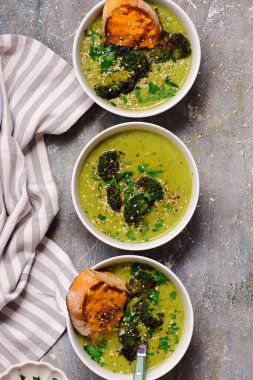 Eritilmiş cheddar croutonlu fırında brokoli çorbası. En iyi sarılma stili. Seçici odak noktası.