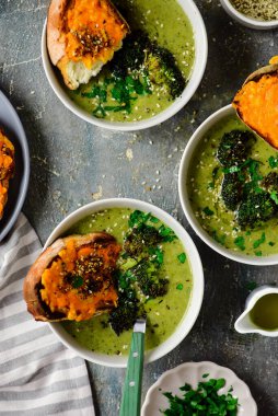 Eritilmiş cheddar croutonlu fırında brokoli çorbası. En iyi sarılma stili. Seçici odak noktası.