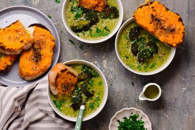 Eritilmiş cheddar croutonlu fırında brokoli çorbası. En iyi sarılma stili. Seçici odak noktası.