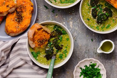 Eritilmiş cheddar croutonlu fırında brokoli çorbası. En iyi sarılma stili. Seçici odak noktası.