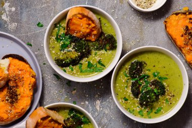 Eritilmiş cheddar croutonlu fırında brokoli çorbası. En iyi sarılma stili. Seçici odak noktası.