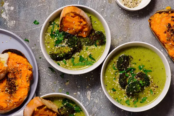 Eritilmiş cheddar croutonlu fırında brokoli çorbası. En iyi sarılma stili. Seçici odak noktası.
