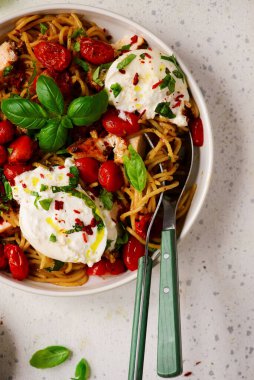 İtalyan Caprese salatası, gnocchi ve sebzeli. Stil kucaklaşması. Seçici odak