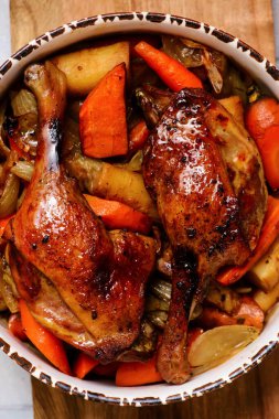 Kök sebzeli ördek bacağı, bira ve bal.Top Veiw tarzı sarılma. Seçici odak