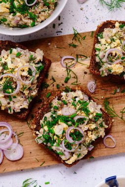 Ringa balığından bir dilim çavdar ekmeği. Seçici odaklanma. Üst veiw