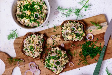 Ringa balığından bir dilim çavdar ekmeği. Seçici odaklanma. Üst veiw