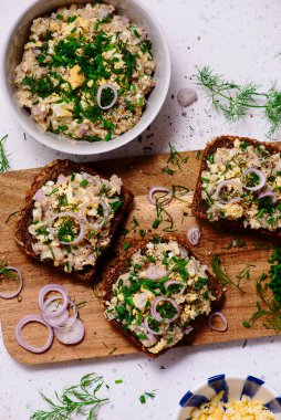 Ringa balığından bir dilim çavdar ekmeği. Seçici odaklanma. Üst veiw