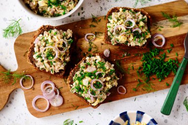 Ringa balığından bir dilim çavdar ekmeği. Seçici odaklanma. Üst veiw