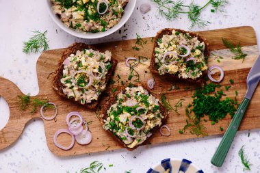Ringa balığından bir dilim çavdar ekmeği. Seçici odaklanma. Üst veiw
