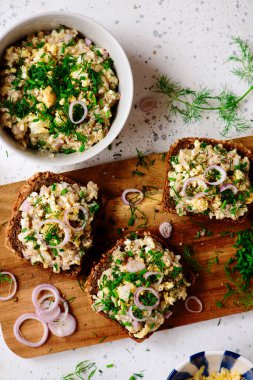 Ringa balığından bir dilim çavdar ekmeği. Seçici odaklanma. Üst veiw