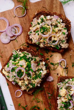 Ringa balığından bir dilim çavdar ekmeği. Seçici odaklanma. Üst veiw