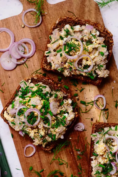 Ringa balığından bir dilim çavdar ekmeği. Seçici odaklanma. Üst veiw