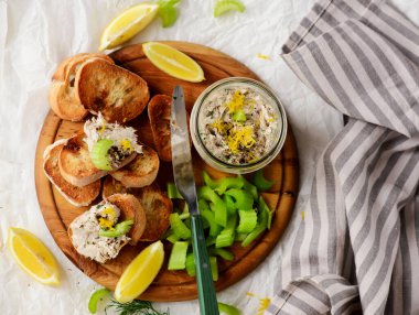 Kızarmış uskumru ve kereviz ile füme uskumru. Üst düzey seçici odak