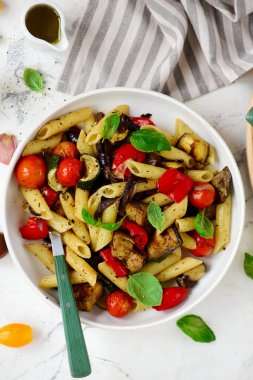 Kabaklı makarna, domates, salam ve Basil. Üst düzey. Seçici odaklanma