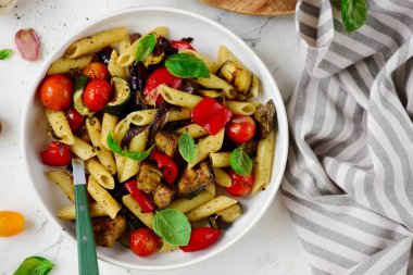 Kabaklı makarna, domates, salam ve Basil. Üst düzey. Seçici odaklanma