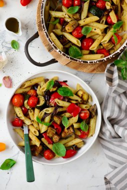 Kabaklı makarna, domates, salam ve Basil. Üst düzey. Seçici odaklanma