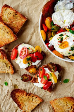 Calabria domatesi ve burrata aperatifi. Üst görünüm. Seçici odak