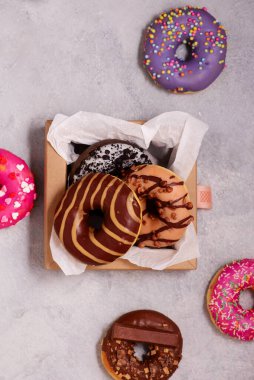 Farklı dolguları olan çeşitli çörekler. En iyi et. Seçici odak.