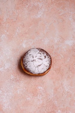 Farklı dolguları olan çeşitli çörekler. En iyi et. Seçici odak.