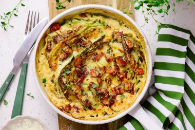 Parmesanlı domuz pastırması ve lahana rendesi. Üst seçici odak noktası