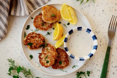 Tartar soslu Norveç balık kekleri. En iyi et. Seçici odak noktası.