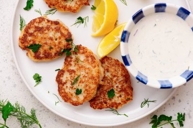 Tartar soslu Norveç balık kekleri. En iyi et. Seçici odak noktası.