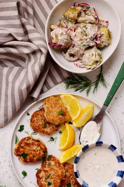 Tartar soslu Norveç balık kekleri. En iyi et. Seçici odak noktası.