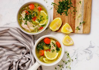 Limonlu ve pirinçli tavuk çorbası. Üst veiw usulü sarılma. Seçici odaklanma.