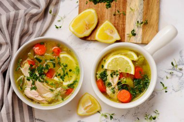 Limonlu ve pirinçli tavuk çorbası. Üst veiw usulü sarılma. Seçici odaklanma.