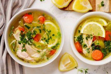 Limonlu ve pirinçli tavuk çorbası. Üst veiw usulü sarılma. Seçici odaklanma.