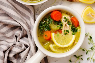 Limonlu ve pirinçli tavuk çorbası. Üst veiw usulü sarılma. Seçici odaklanma.