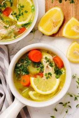 Limonlu ve pirinçli tavuk çorbası. Üst veiw usulü sarılma. Seçici odaklanma.