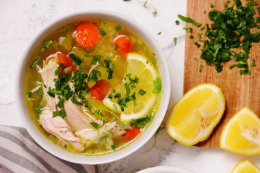 Limonlu ve pirinçli tavuk çorbası. Üst veiw usulü sarılma. Seçici odaklanma.