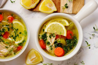 Limonlu ve pirinçli tavuk çorbası. Üst veiw usulü sarılma. Seçici odaklanma.