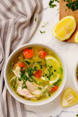 Limonlu ve pirinçli tavuk çorbası. Üst veiw usulü sarılma. Seçici odaklanma.