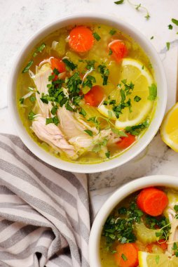 Limonlu ve pirinçli tavuk çorbası. Üst veiw usulü sarılma. Seçici odaklanma.