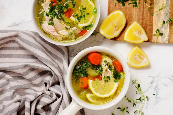 Limonlu ve pirinçli tavuk çorbası. Üst veiw usulü sarılma. Seçici odaklanma.