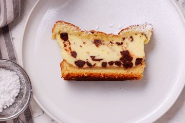 Çikolatalı Romen peynirli keki. Çok seçici bir odak noktası.