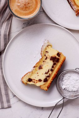 Çikolatalı Romen peynirli keki. Çok seçici bir odak noktası.