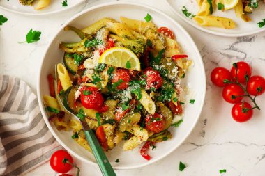 Kabaklı, domatesli ve limonlu makarna. Üst düzey. Seçici odaklanma