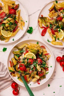 Kabaklı, domatesli ve limonlu makarna. Üst düzey. Seçici odaklanma