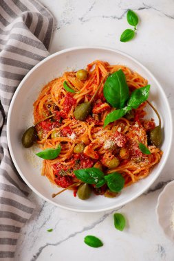 Domates soslu ve fesleğenli makarna. Üst düzey. Seçici odaklanma