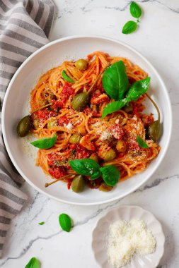 Domates soslu ve fesleğenli makarna. Üst düzey. Seçici odaklanma