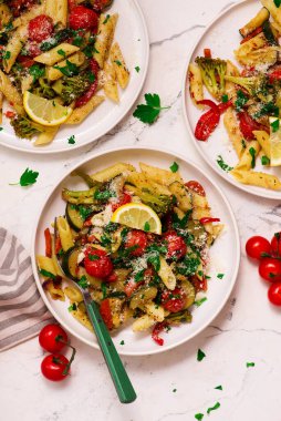 Kabaklı, domatesli ve limonlu makarna. Üst düzey. Seçici odaklanma