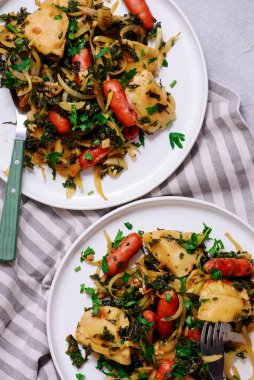 Sosisli ve sebzeli Pierogi. seçici odak